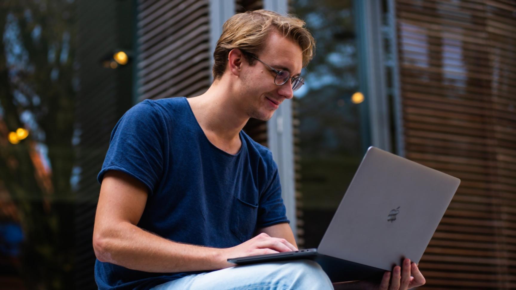 Точне вирівнювання тіла з допомогою ременя для йоги