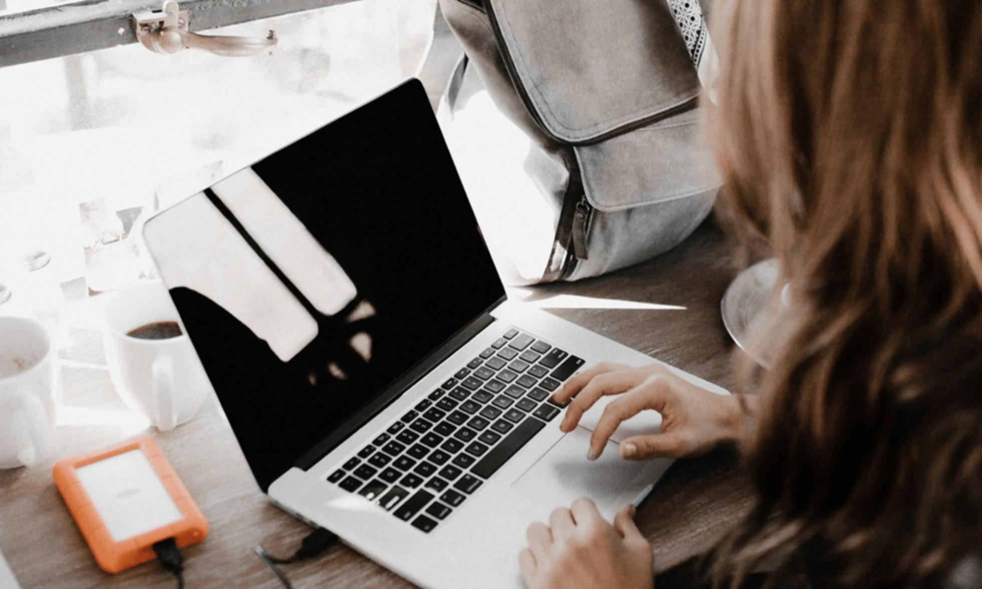 Деталь практики — використання болстера під спиною